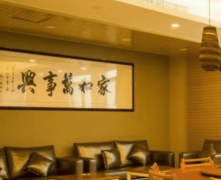 饱含着对白叟的卑沉取关爱